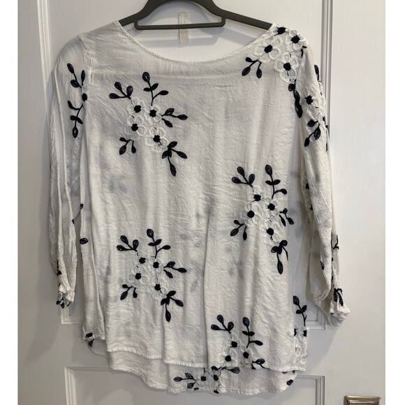 Kindred Anthropologie Size Large White Peasant Navy Embroidered Flowers Boho - Picture 2 of 4